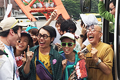 一眾團友準備欣賞精彩相撲賽事